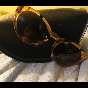Havana Burberry sunglass & case